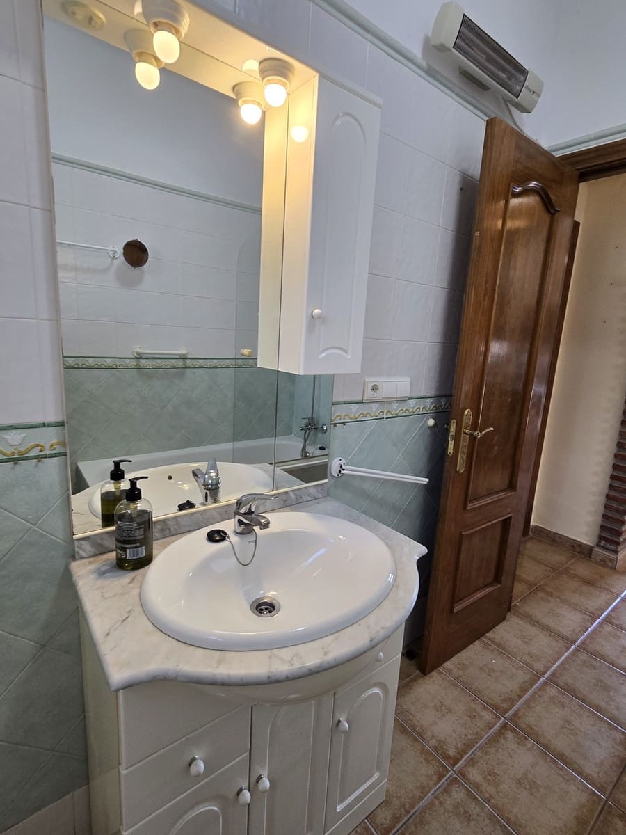 2 sypialnia Willa na sprzedaż w Alcaucin z basenem garażem - 325 000 € (Ref: 9879739)