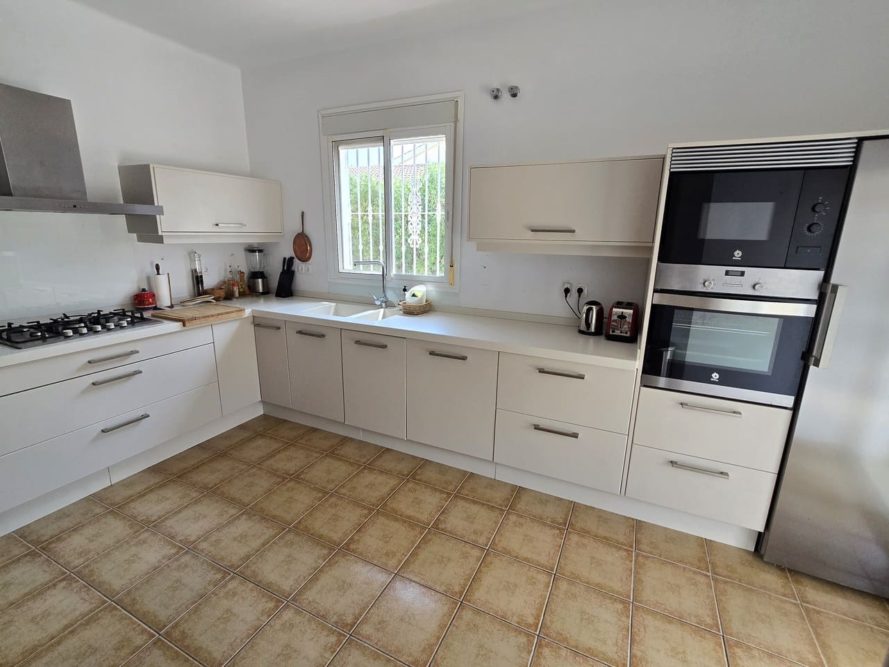 2 sypialnia Willa na sprzedaż w Alcaucin z basenem garażem - 325 000 € (Ref: 9879739)
