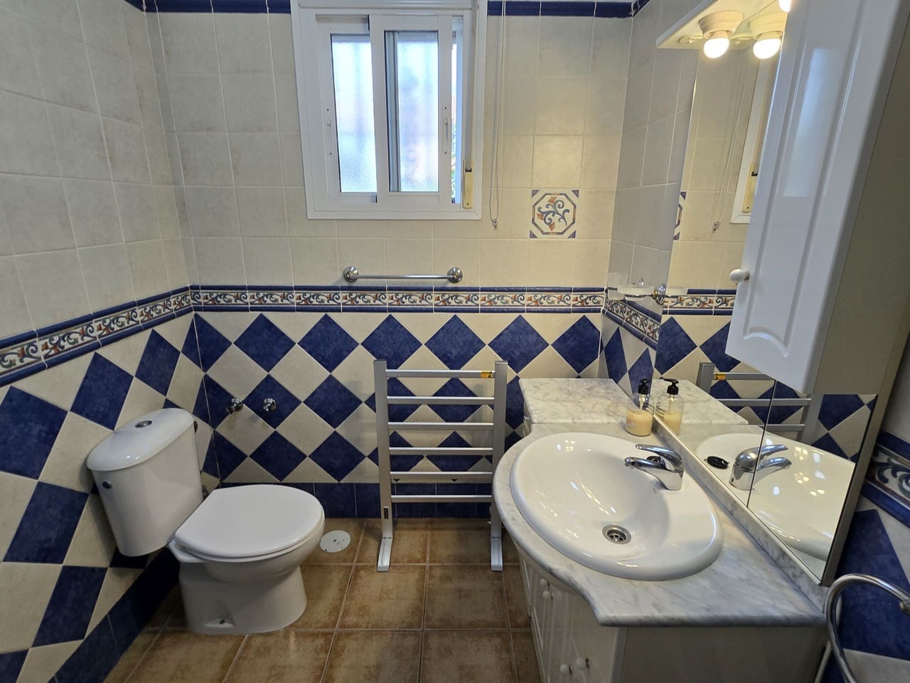 2 sypialnia Willa na sprzedaż w Alcaucin z basenem garażem - 325 000 € (Ref: 9879739)