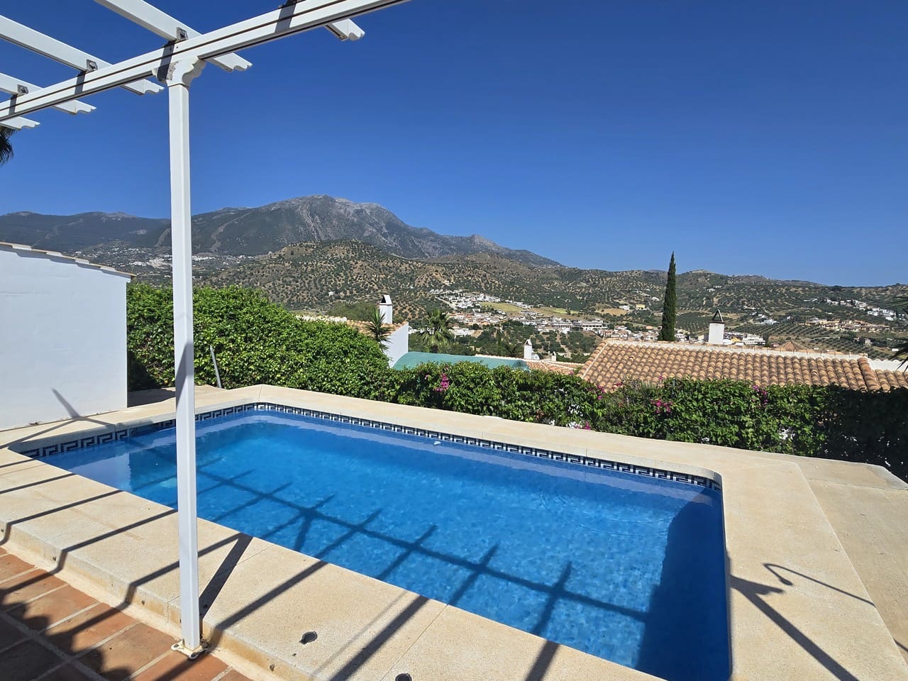 2 soveværelse Villa til salg i Vinuela med swimmingpool garage - € 249.950 (Ref: 9882609)