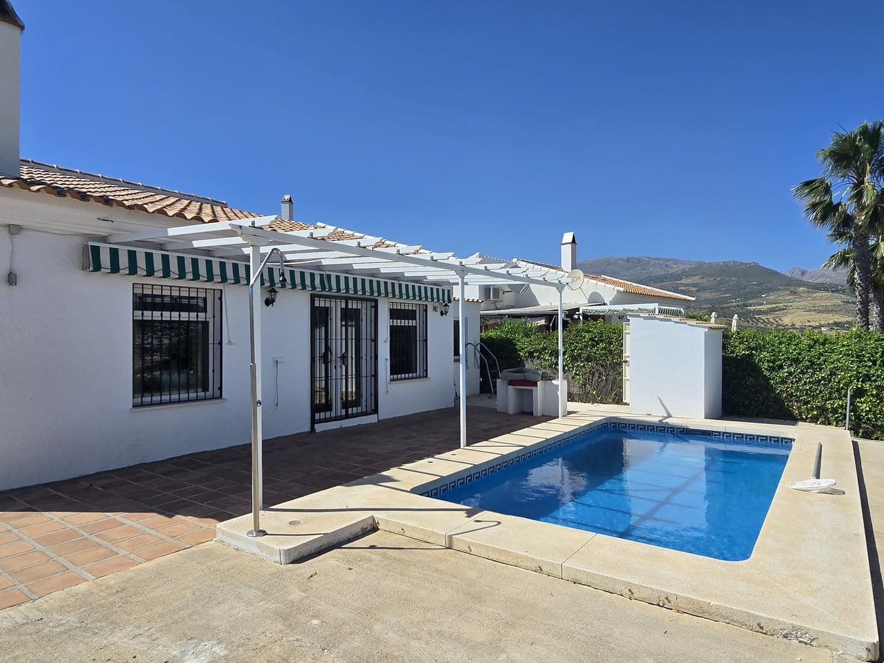 2 soveværelse Villa til salg i Vinuela med swimmingpool garage - € 249.950 (Ref: 9882609)