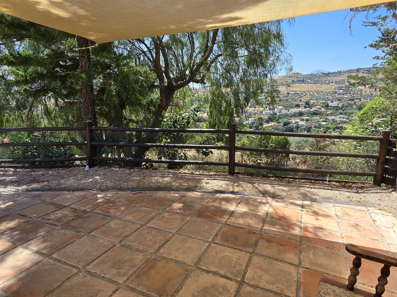 3 Zimmer Villa zu verkaufen in Alcaucin mit Pool Garage - 458.000 € (Ref: 9890963)