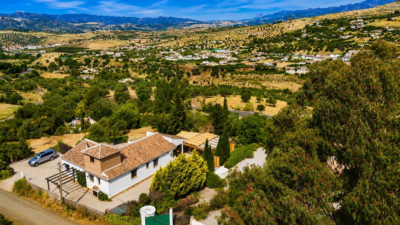 3 bedroom Villa for sale in Alcaucin with pool garage - € 458,000 (Ref: 9890963)