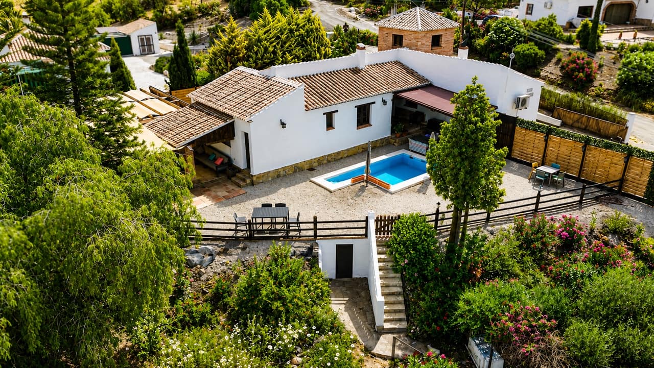 3 bedroom Villa for sale in Alcaucin with pool garage - € 458,000 (Ref: 9890963)