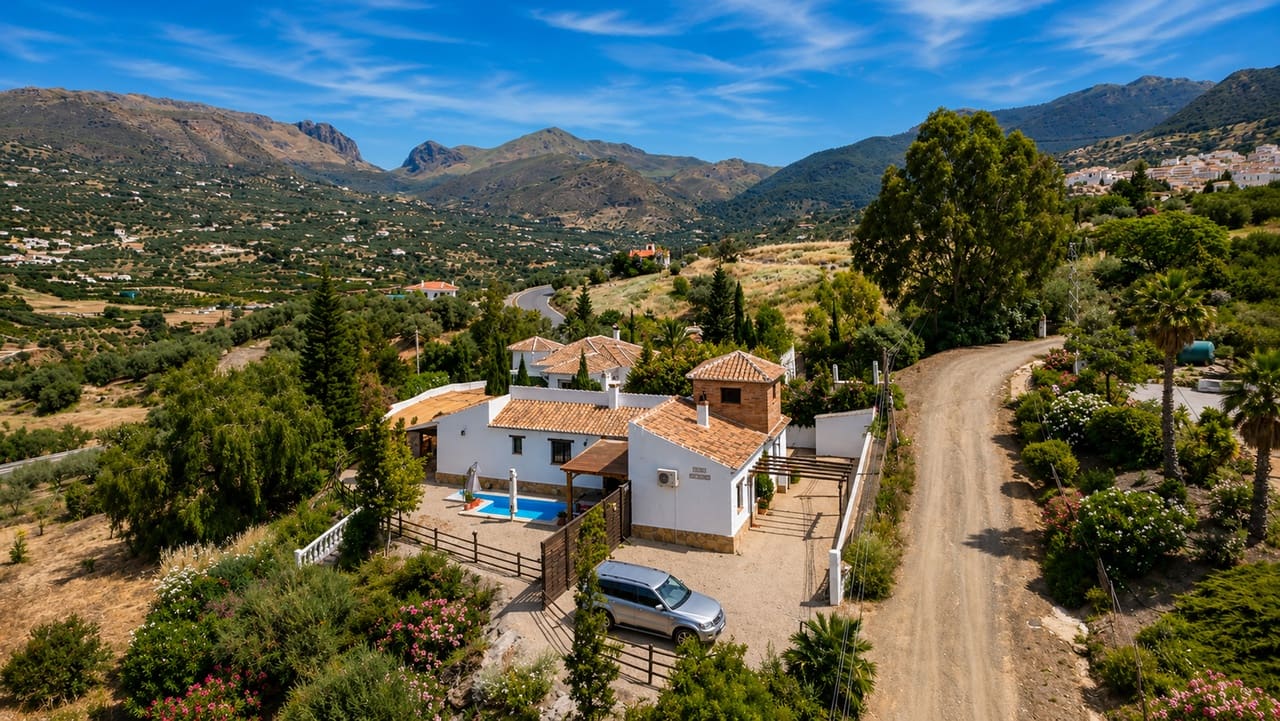 3 bedroom Villa for sale in Alcaucin with pool garage - € 458,000 (Ref: 9890963)