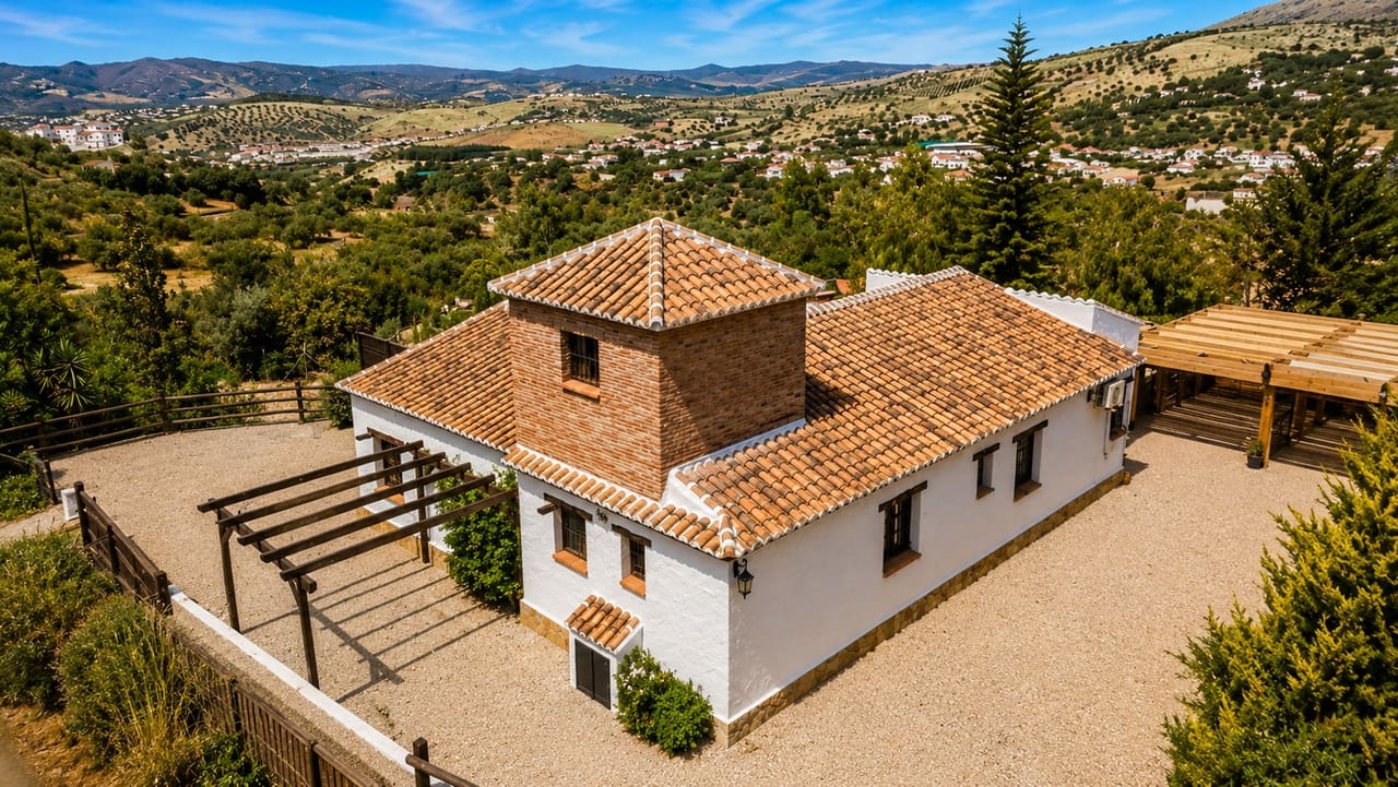 3 bedroom Villa for sale in Alcaucin with pool garage - € 458,000 (Ref: 9890963)