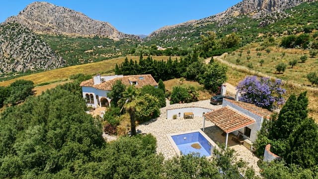 Chalet de 3 habitaciones en Periana en venta con piscina garaje - 375.000 € (Ref: 9902103)