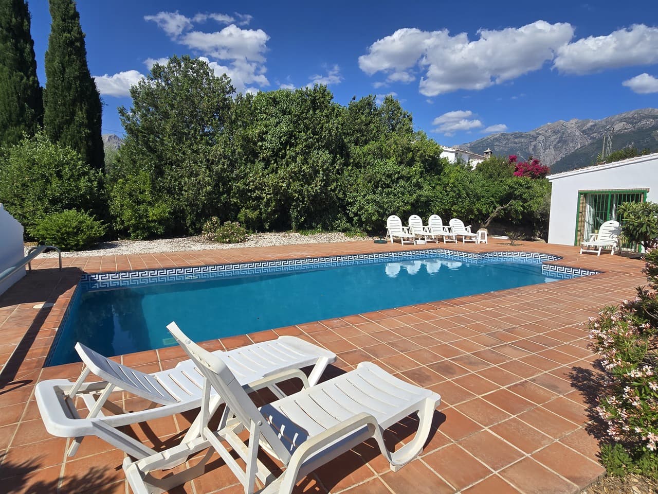 4 Zimmer Villa zu verkaufen in Alcaucin mit Pool Garage - 425.000 € (Ref: 9905182)