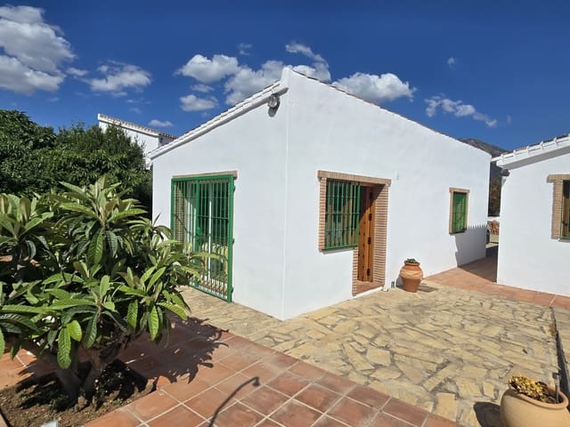 4 Zimmer Villa zu verkaufen in Alcaucín mit Pool Garage - 425.000 € (Ref: 9905182)