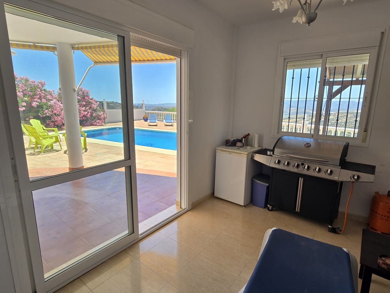 4 bedroom Villa for sale in Alcaucin with pool garage - € 360,000 (Ref: 9928487)
