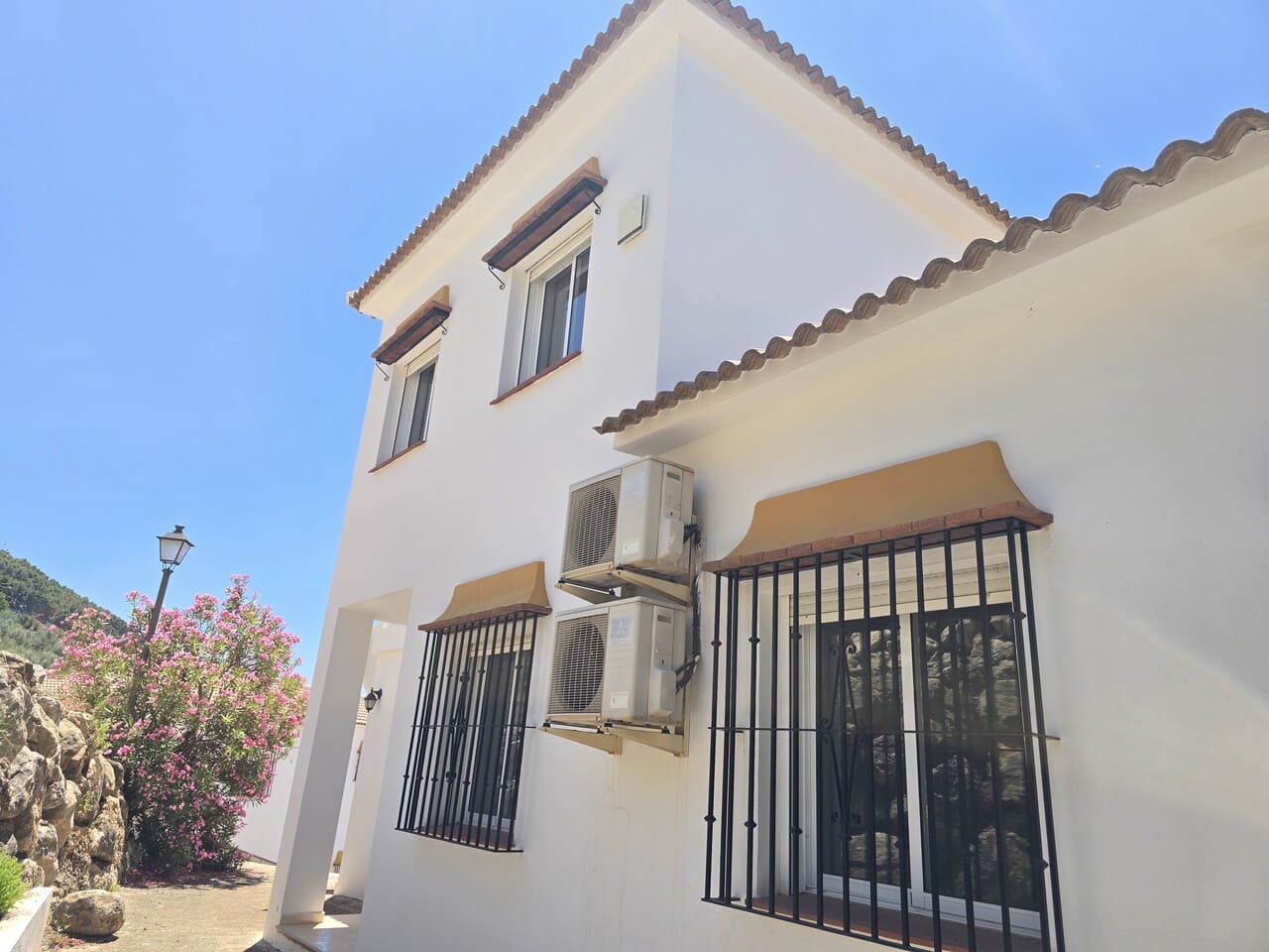 4 bedroom Villa for sale in Alcaucin with pool garage - € 360,000 (Ref: 9928487)