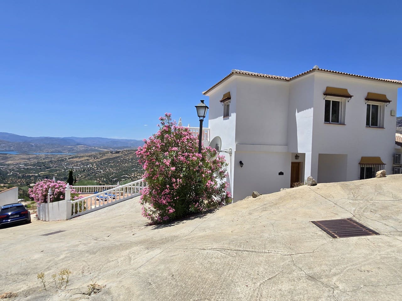 4 bedroom Villa for sale in Alcaucin with pool garage - € 360,000 (Ref: 9928487)