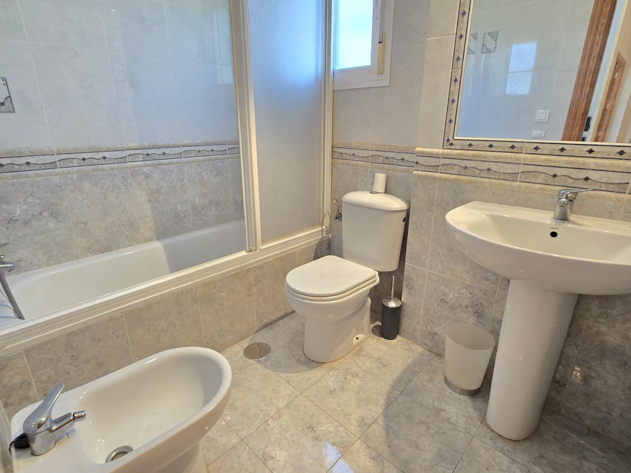 4 bedroom Villa for sale in Alcaucin with pool garage - € 360,000 (Ref: 9928487)
