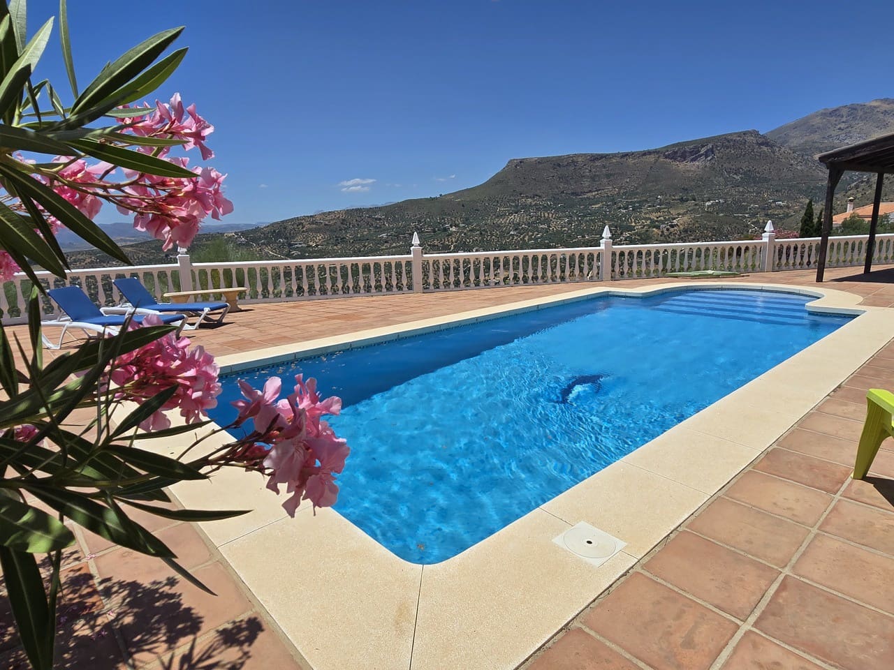 4 bedroom Villa for sale in Alcaucin with pool garage - € 360,000 (Ref: 9928487)