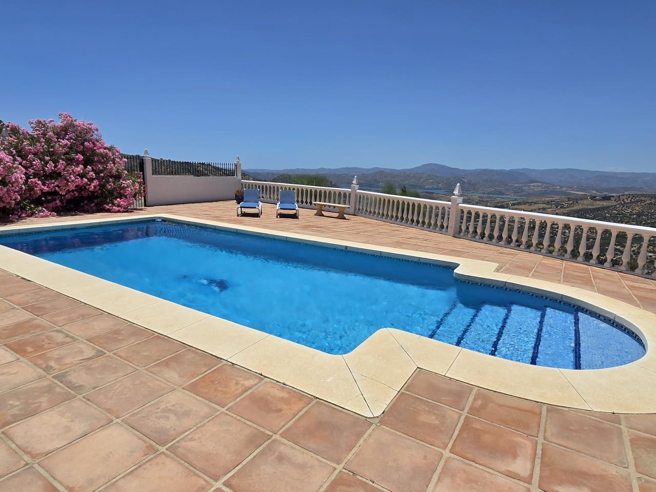 4 bedroom Villa for sale in Alcaucin with pool garage - € 360,000 (Ref: 9928487)