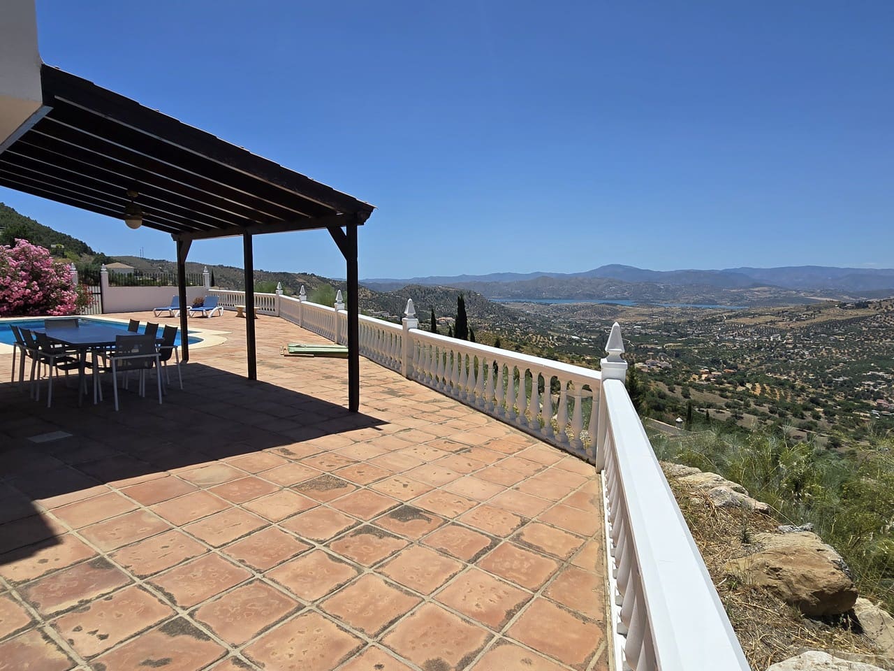 4 bedroom Villa for sale in Alcaucin with pool garage - € 360,000 (Ref: 9928487)