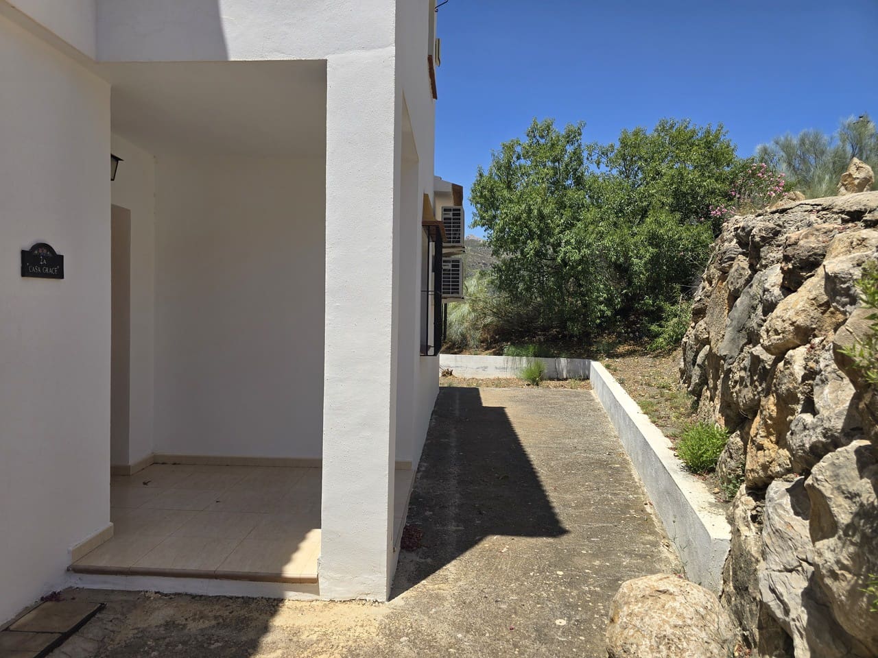 4 bedroom Villa for sale in Alcaucin with pool garage - € 360,000 (Ref: 9928487)