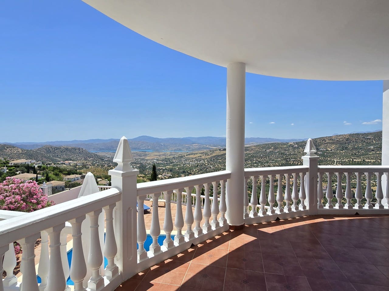 4 bedroom Villa for sale in Alcaucin with pool garage - € 360,000 (Ref: 9928487)