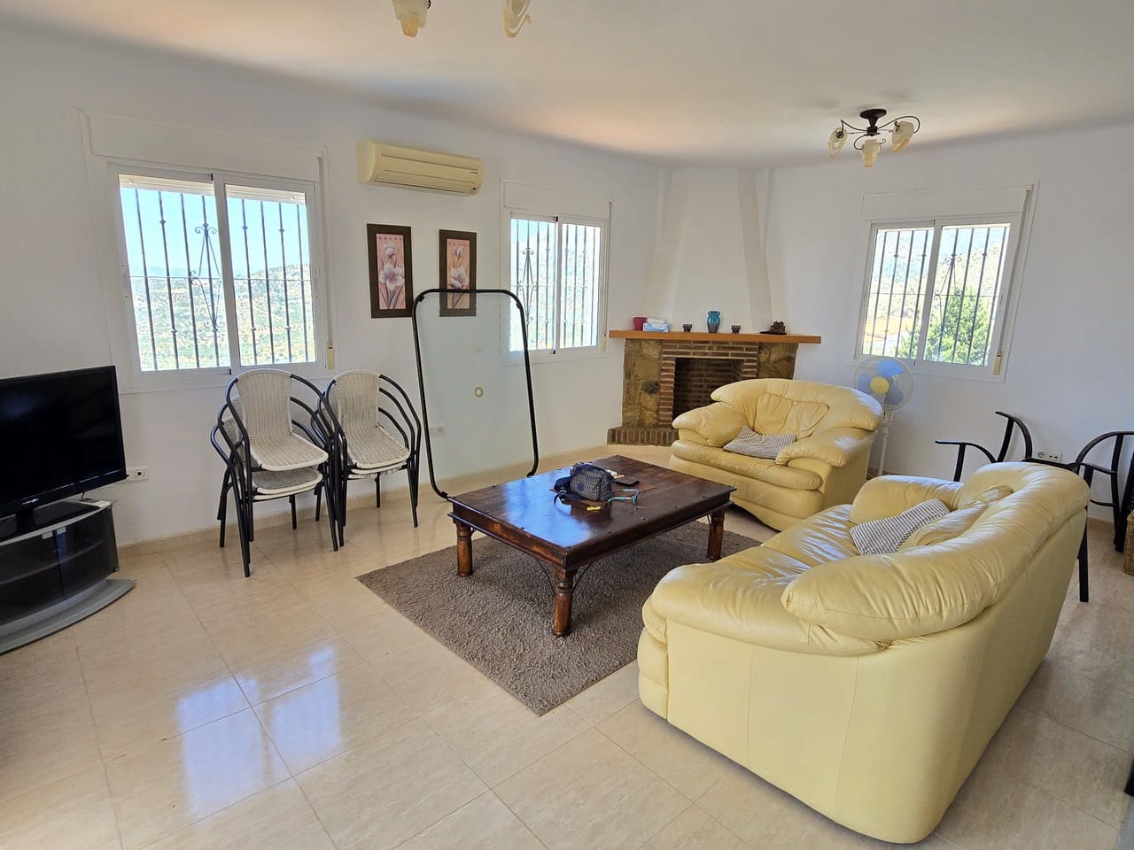 4 bedroom Villa for sale in Alcaucin with pool garage - € 360,000 (Ref: 9928487)