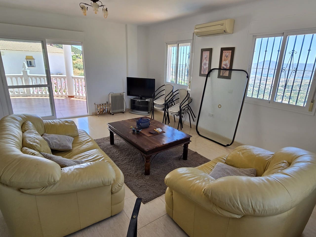 4 bedroom Villa for sale in Alcaucin with pool garage - € 360,000 (Ref: 9928487)