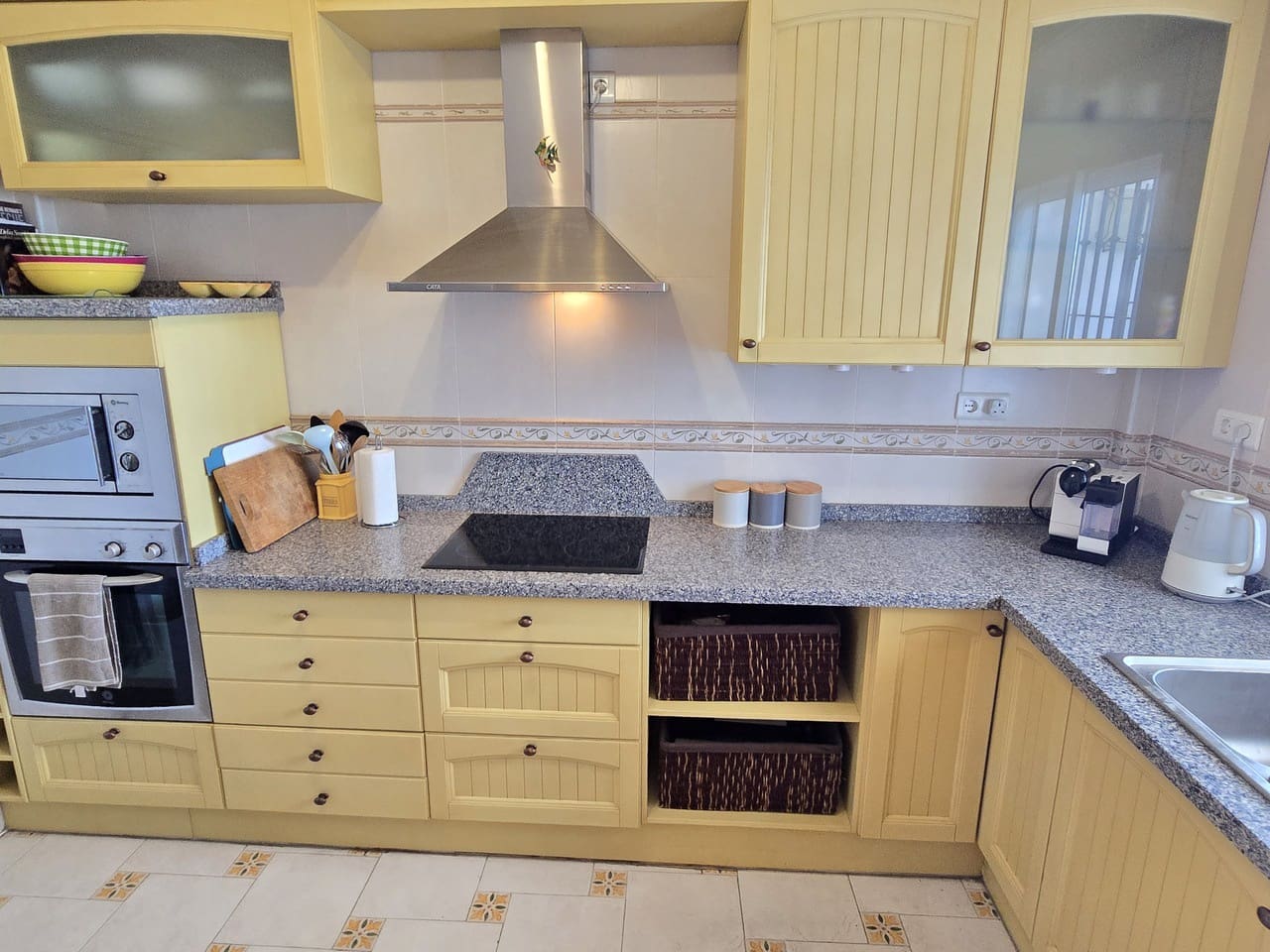 4 bedroom Villa for sale in Alcaucin with pool garage - € 360,000 (Ref: 9928487)