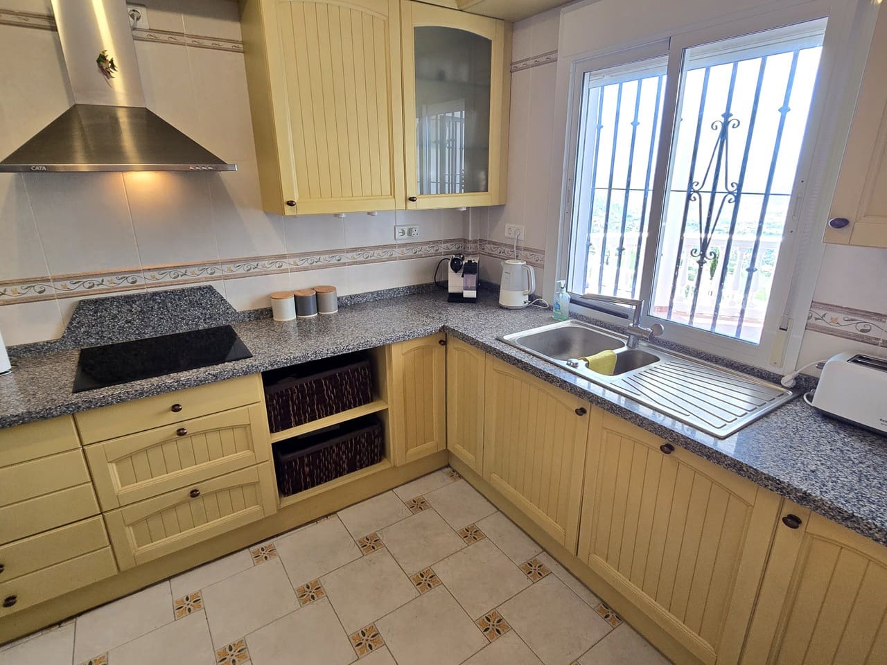 4 bedroom Villa for sale in Alcaucin with pool garage - € 360,000 (Ref: 9928487)
