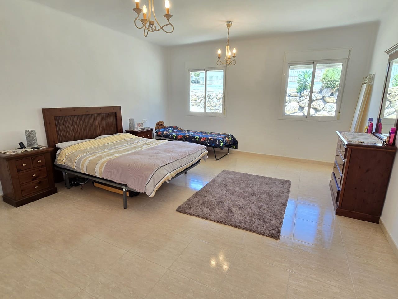 4 bedroom Villa for sale in Alcaucin with pool garage - € 360,000 (Ref: 9928487)
