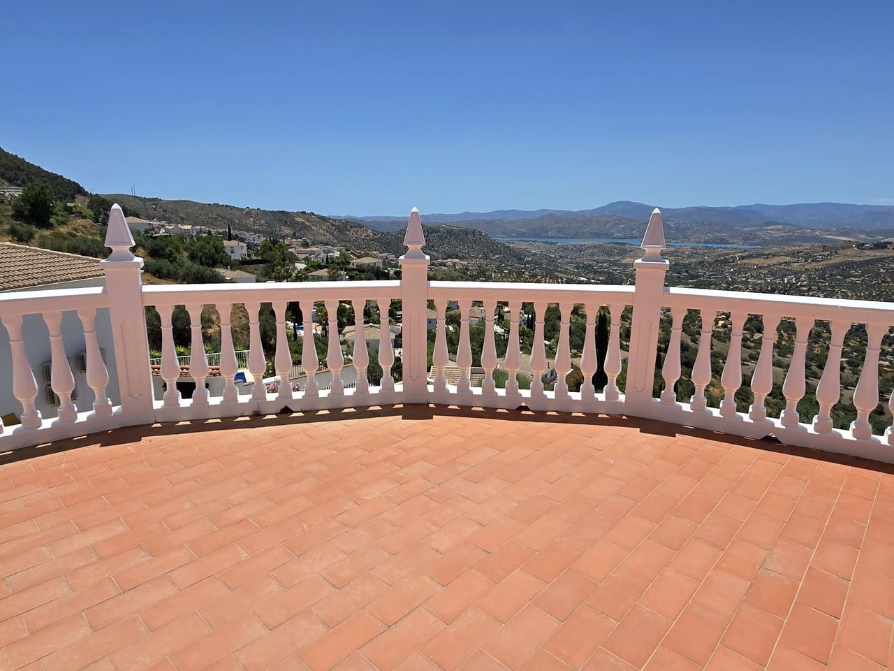 4 bedroom Villa for sale in Alcaucin with pool garage - € 360,000 (Ref: 9928487)