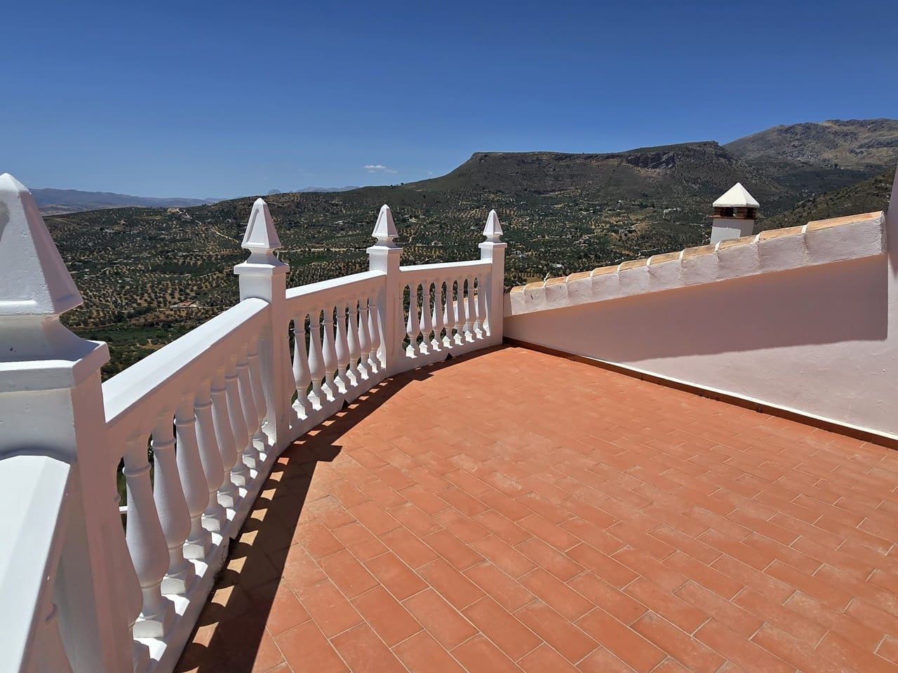 4 bedroom Villa for sale in Alcaucin with pool garage - € 360,000 (Ref: 9928487)