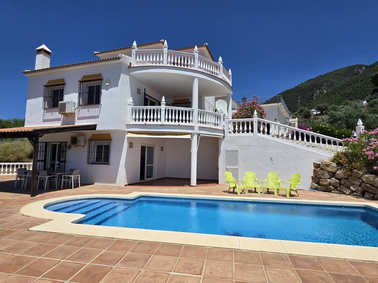 4 bedroom Villa for sale in Alcaucin with pool garage - € 360,000 (Ref: 9928487)