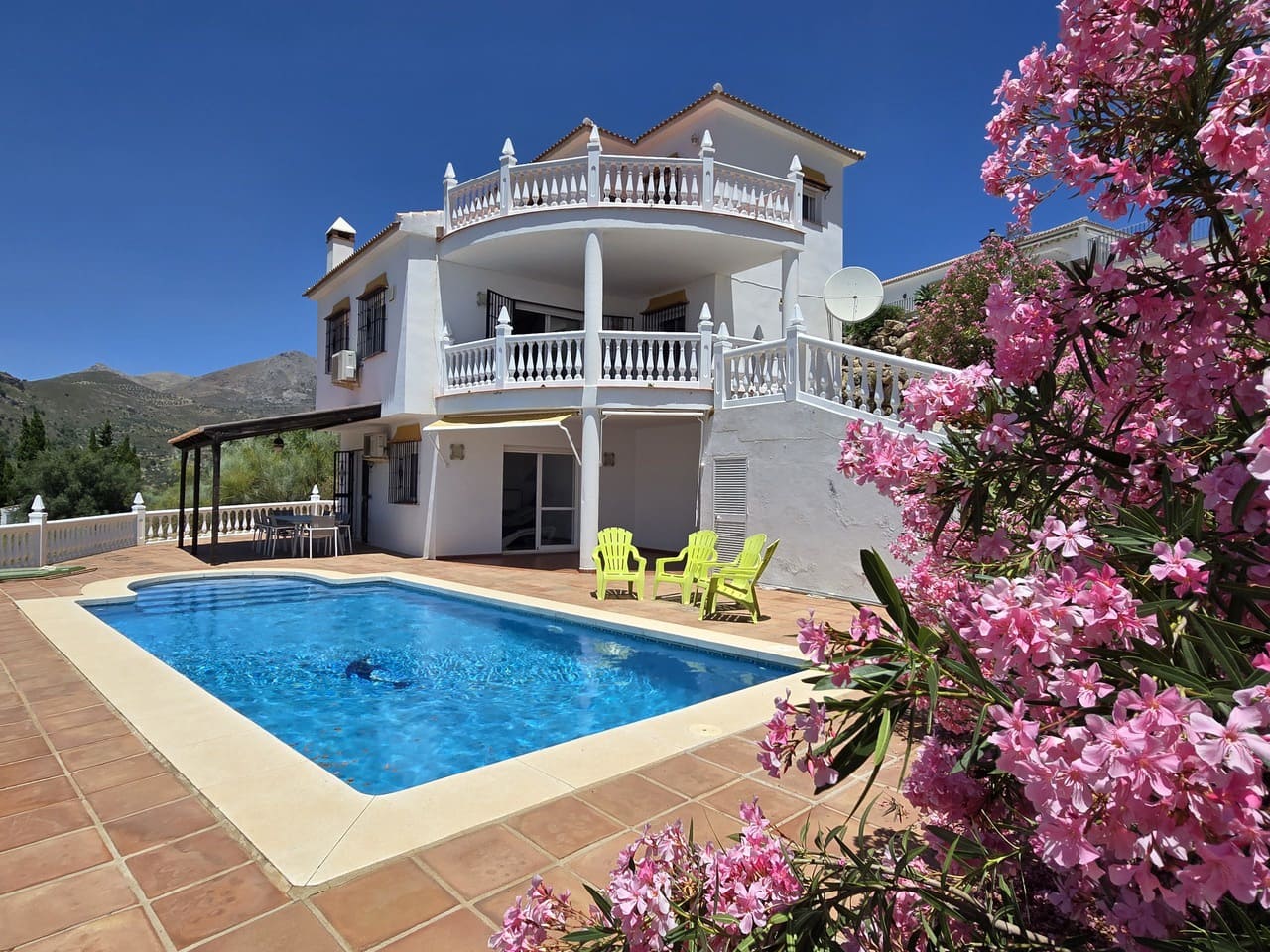 4 bedroom Villa for sale in Alcaucin with pool garage - € 360,000 (Ref: 9928487)