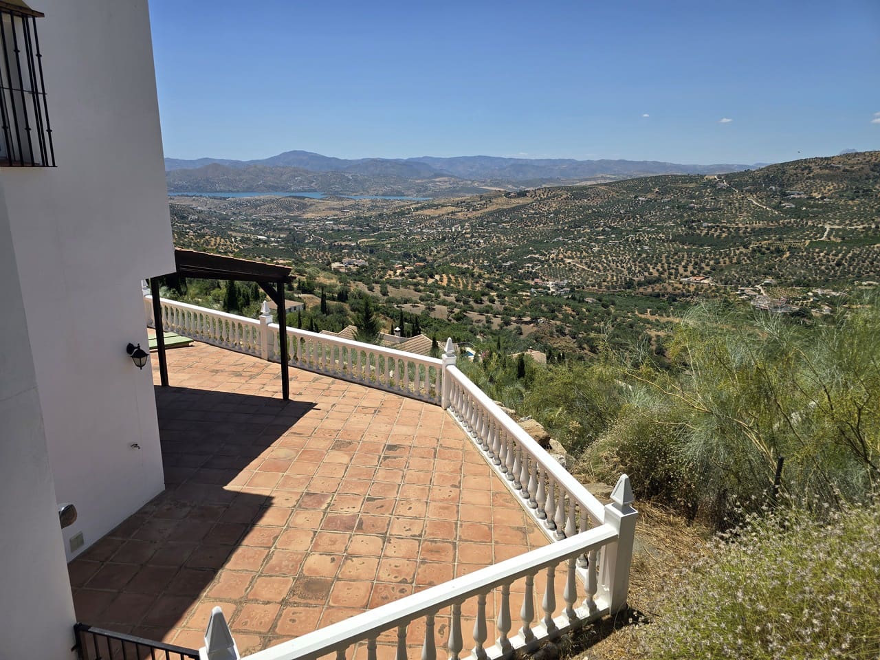 4 bedroom Villa for sale in Alcaucin with pool garage - € 360,000 (Ref: 9928487)