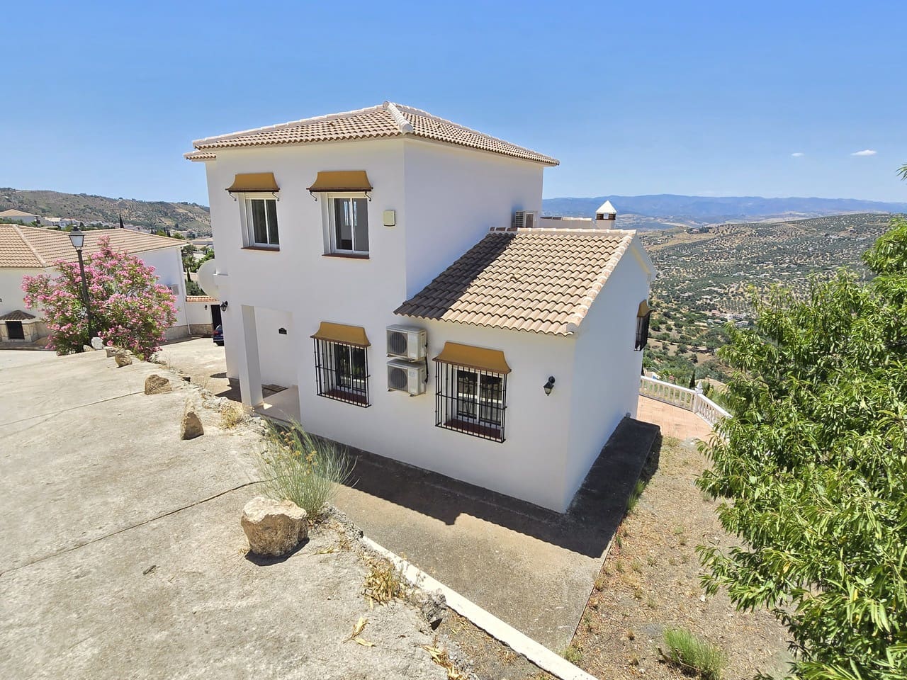 4 bedroom Villa for sale in Alcaucin with pool garage - € 360,000 (Ref: 9928487)