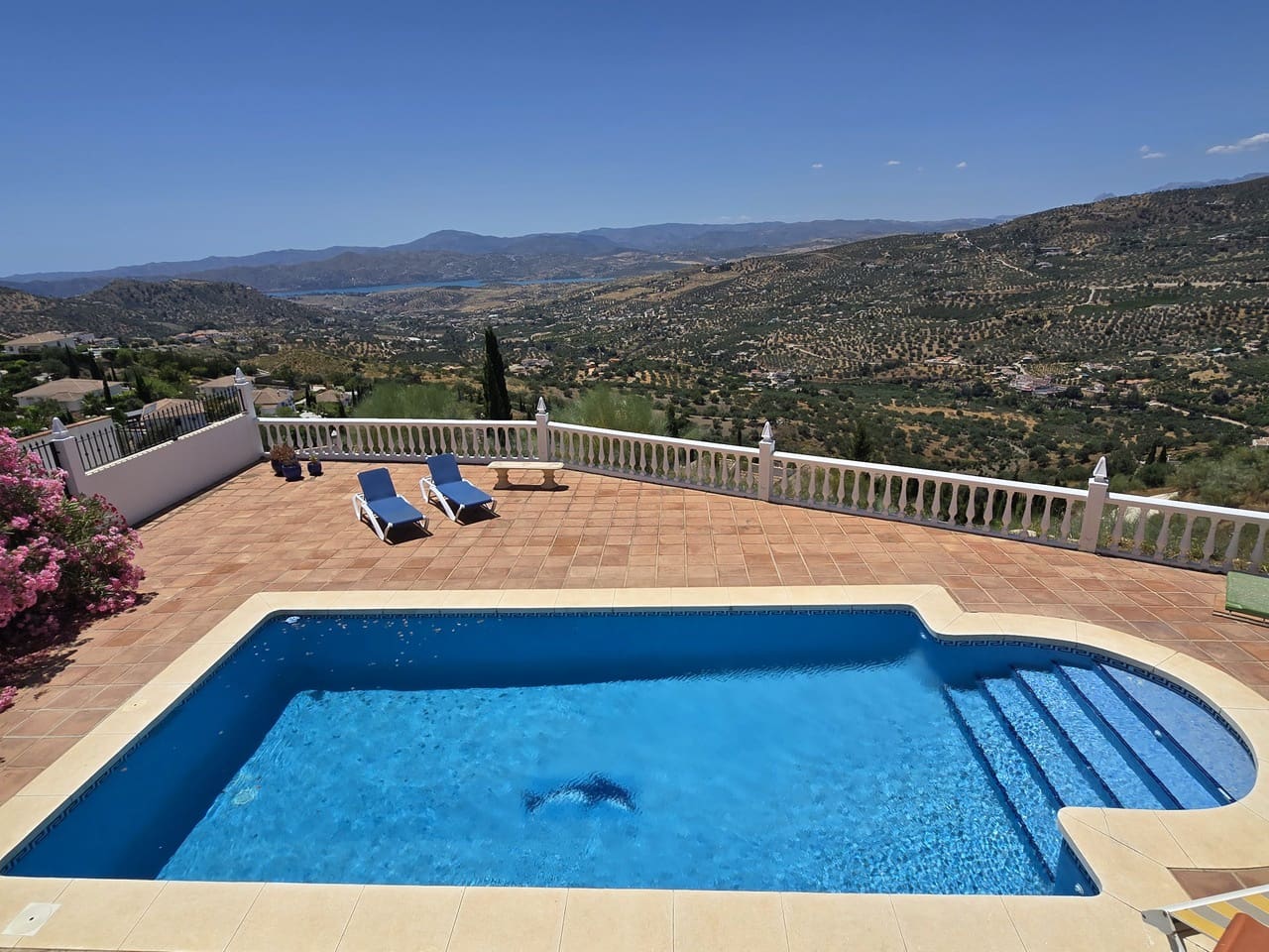 4 bedroom Villa for sale in Alcaucin with pool garage - € 360,000 (Ref: 9928487)