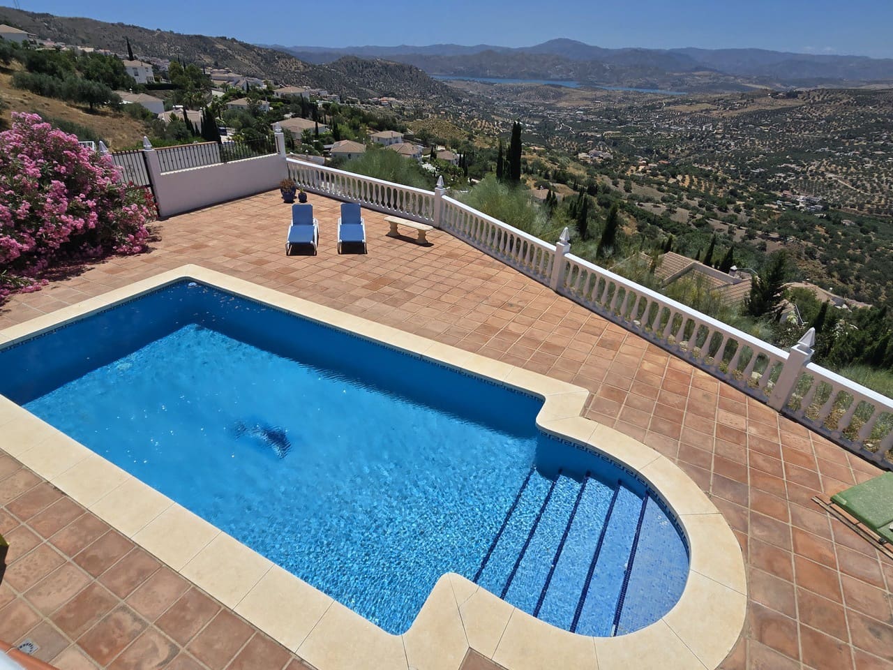 4 bedroom Villa for sale in Alcaucin with pool garage - € 360,000 (Ref: 9928487)