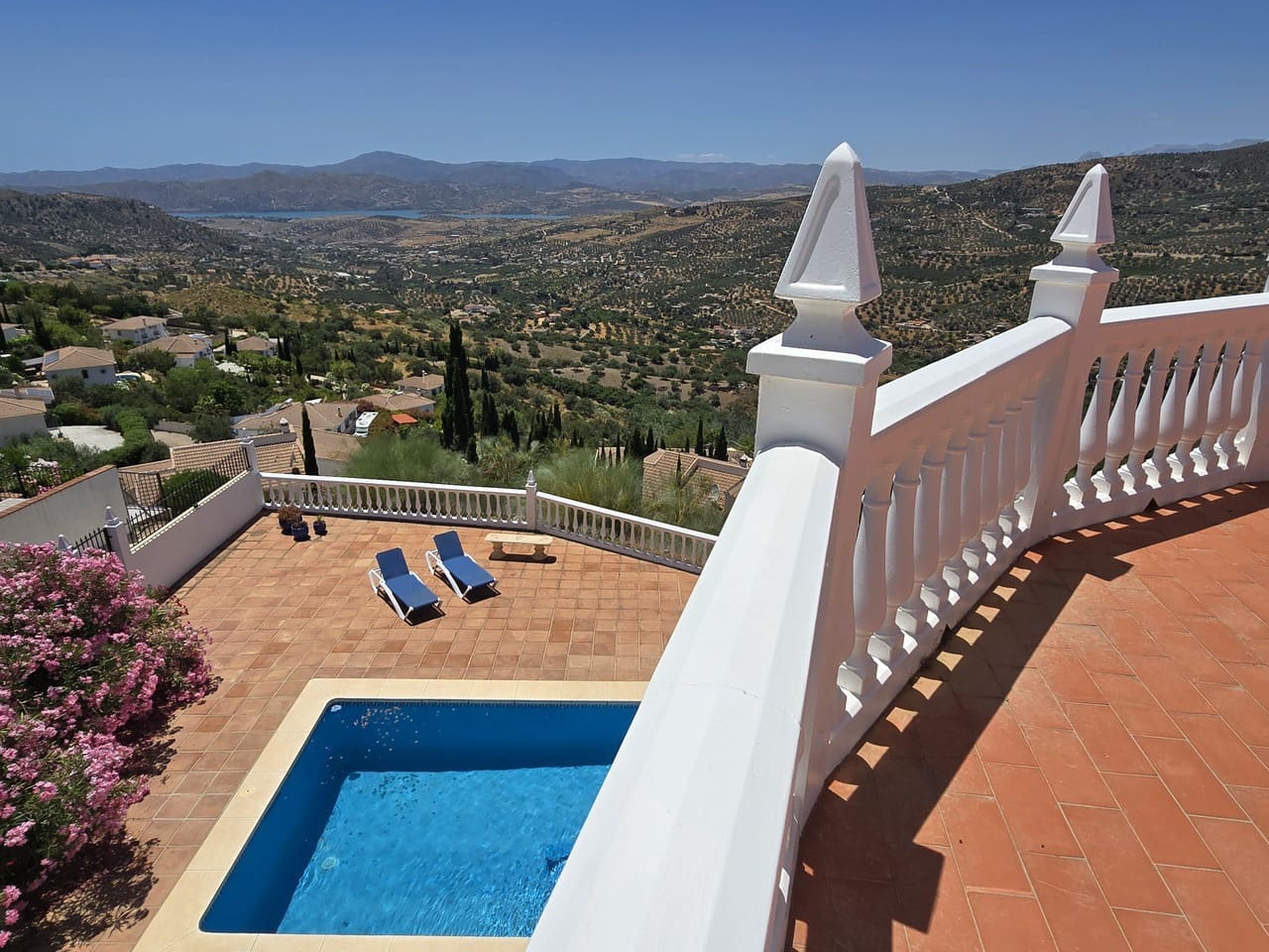 4 bedroom Villa for sale in Alcaucin with pool garage - € 360,000 (Ref: 9928487)
