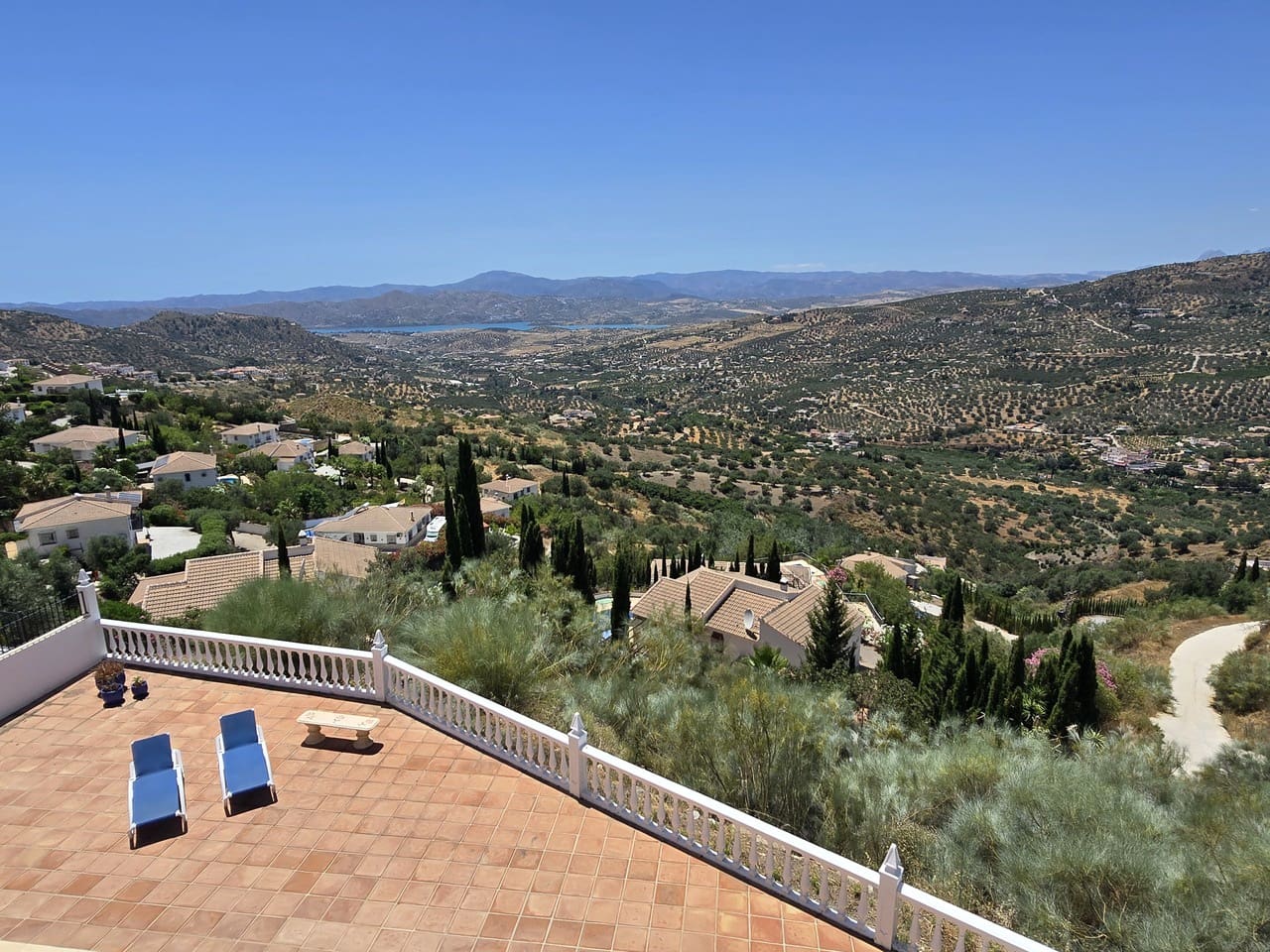 4 bedroom Villa for sale in Alcaucin with pool garage - € 360,000 (Ref: 9928487)