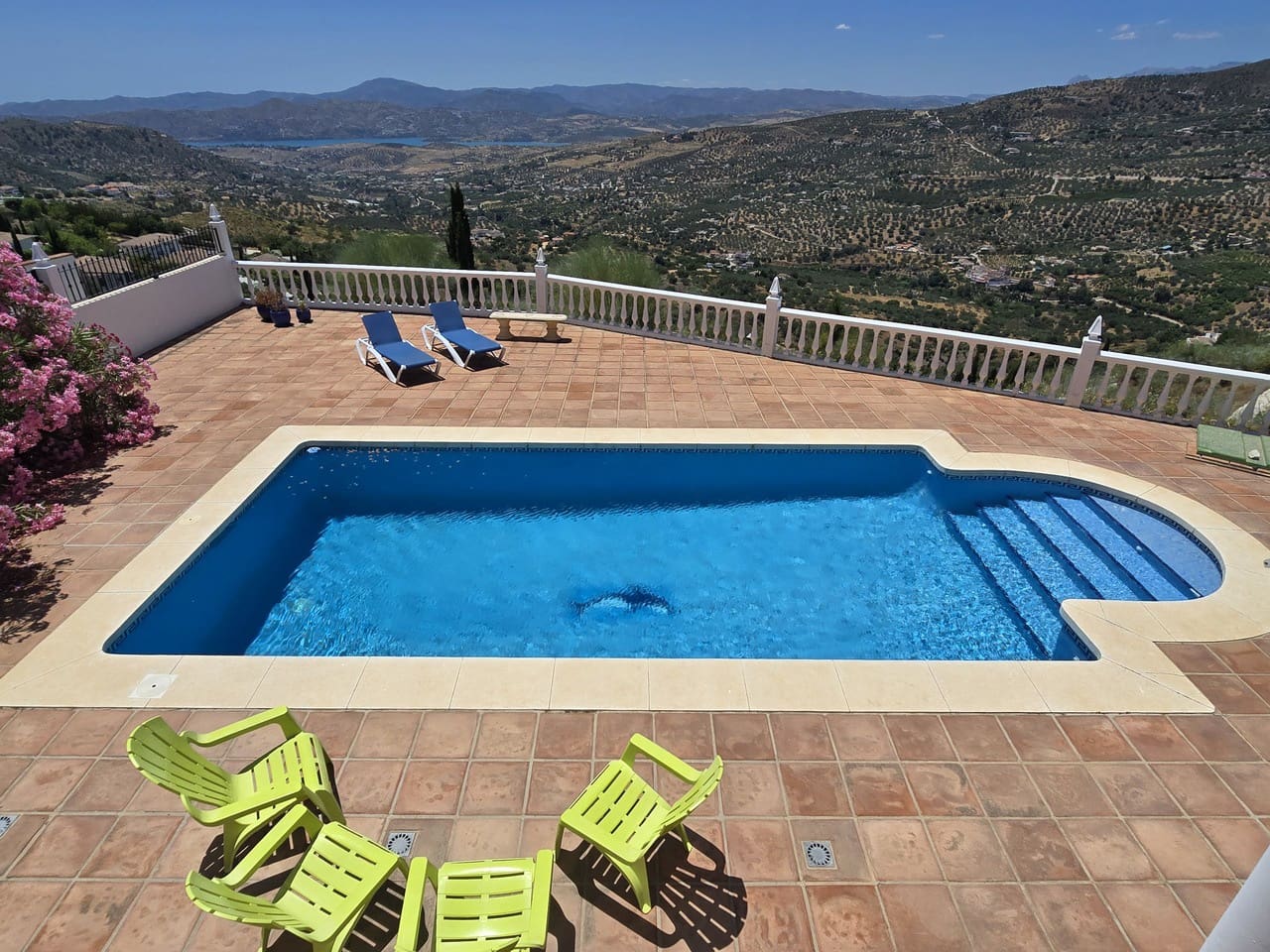 4 bedroom Villa for sale in Alcaucin with pool garage - € 360,000 (Ref: 9928487)