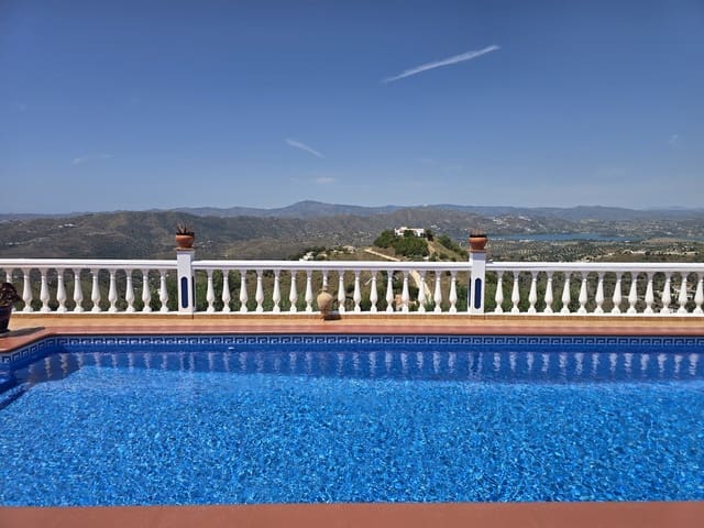 4 quarto Moradia para venda em Canillas de Aceituno com piscina garagem - 695 000 € (Ref: 9936849)
