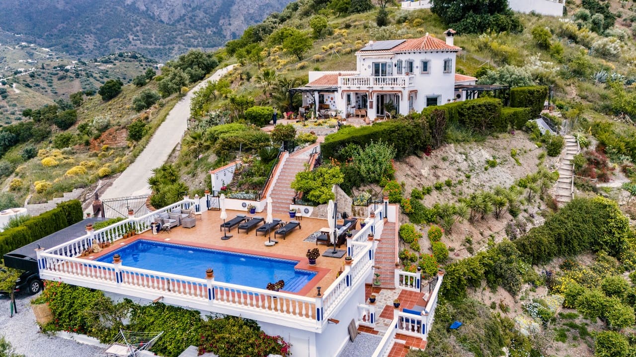 4 quarto Moradia para venda em Canillas de Aceituno com piscina garagem - 695 000 € (Ref: 9936849)