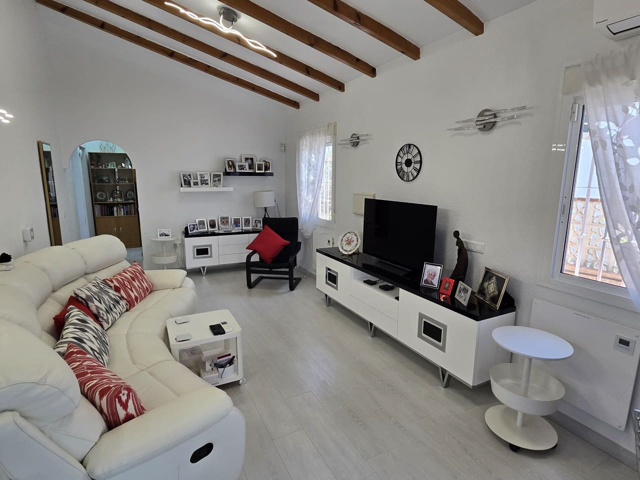 3 bedroom Villa for sale in Alcaucin with garage - € 269,000 (Ref: 9938908)