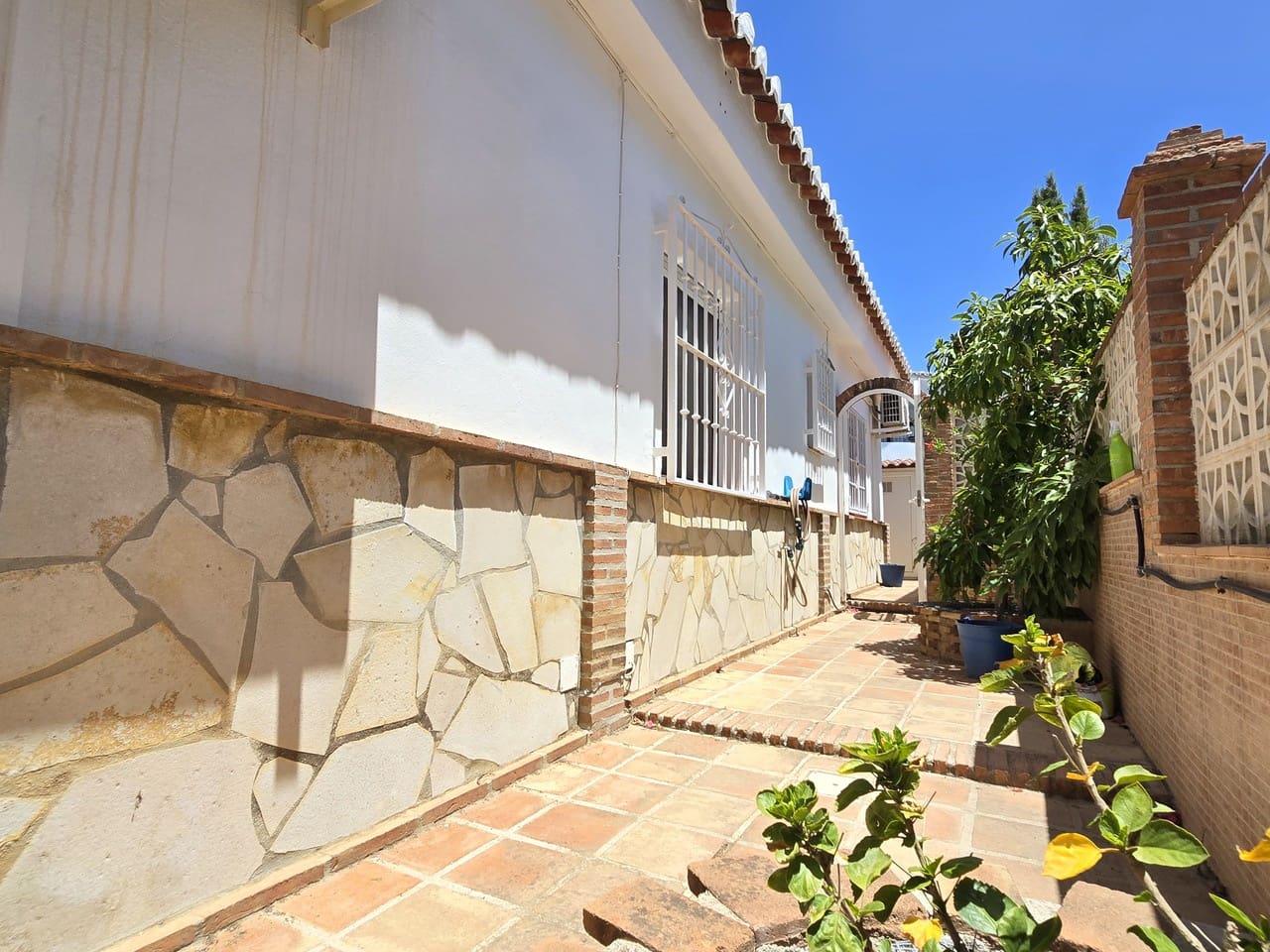 3 bedroom Villa for sale in Alcaucin with garage - € 269,000 (Ref: 9938908)