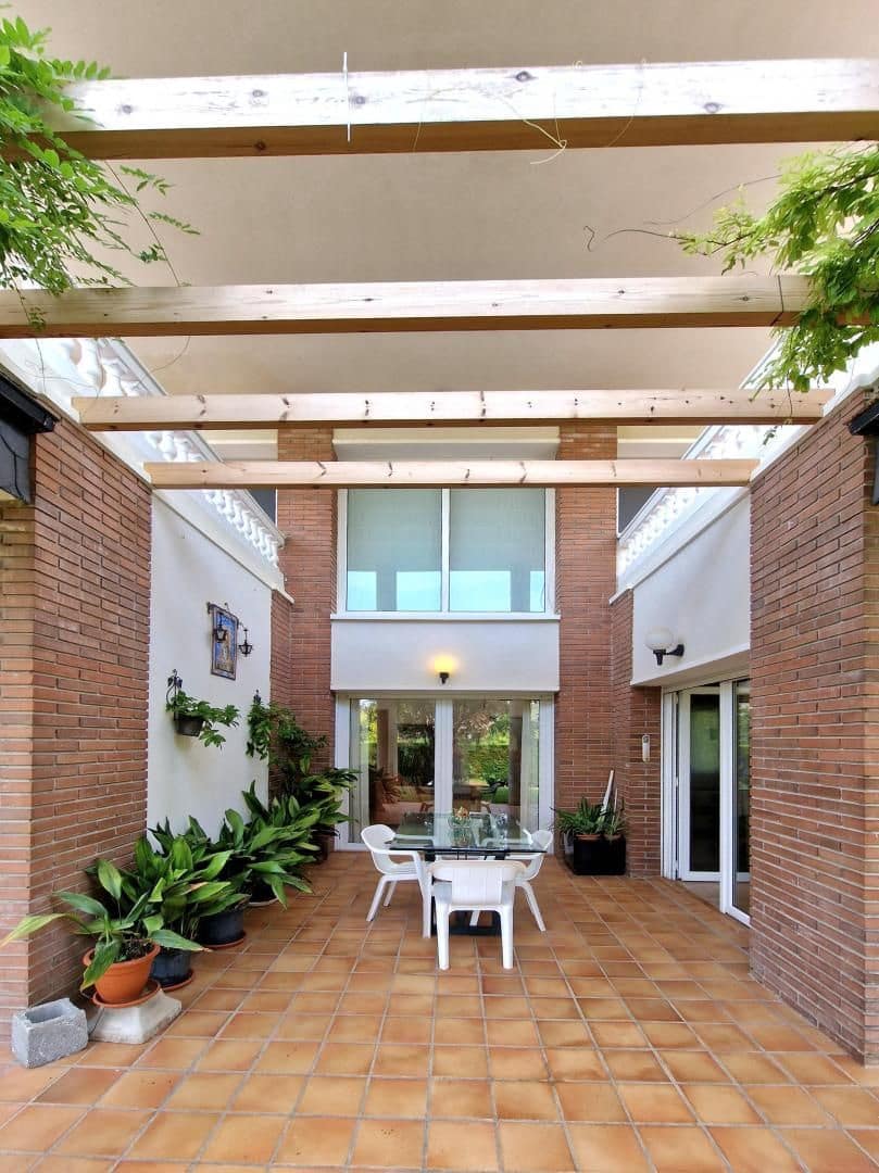 7 bedroom Villa for sale in Begues with garage - € 745,000 (Ref: 9301959)