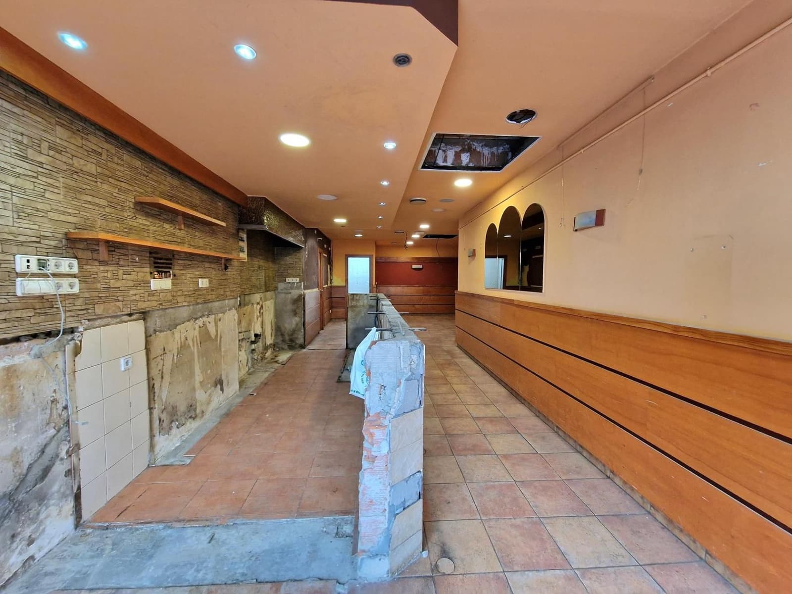 Local Comercial en Sant Cugat del Vallès en alquiler - 1.300 € (Ref: 9396818)