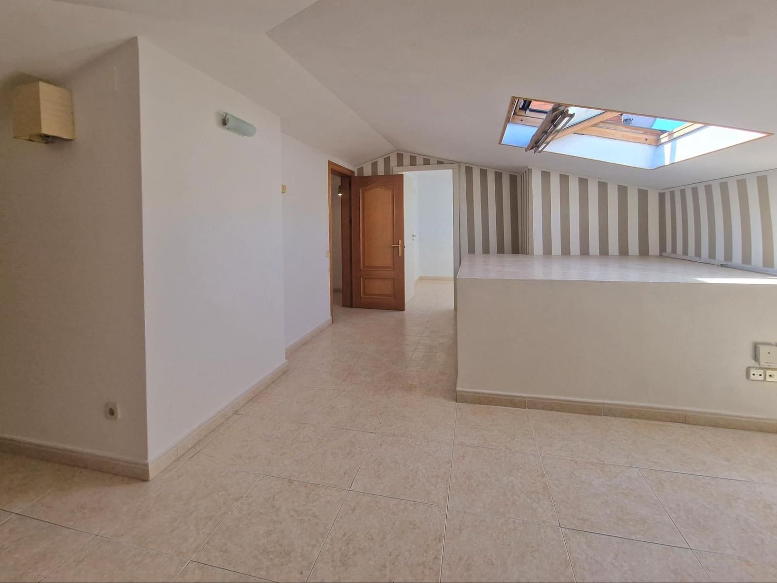 5 bedroom Penthouse for rent in Sant Cugat del Valles with pool garage - € 1,990 (Ref: 9451389)