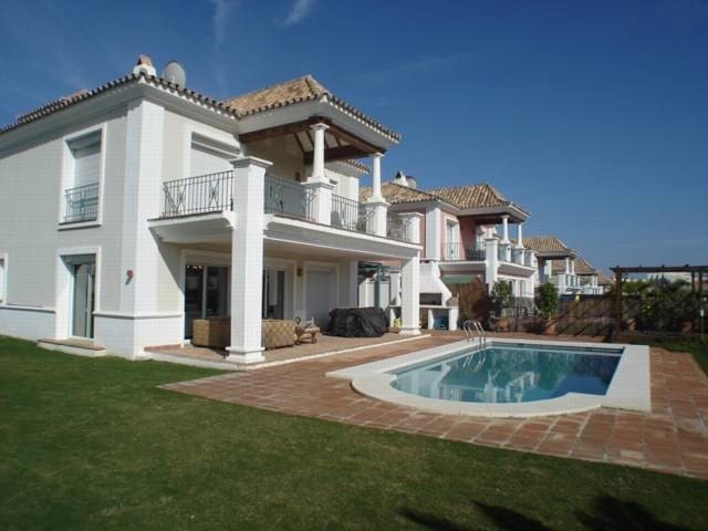 4 quarto Moradia para venda em La Duquesa / Puerto de la Duquesa, Manilva com piscina garagem - 780 000 € (Ref: 10125152)