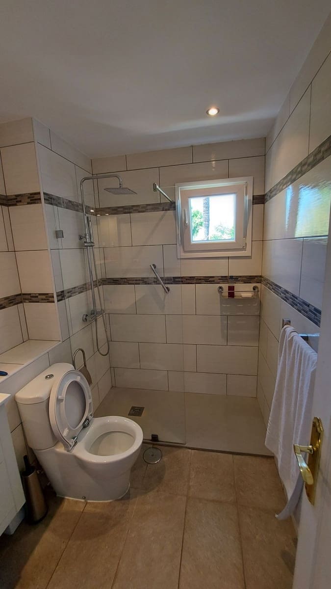 2 soveværelse Lejlighed til salg i La Duquesa / Puerto de la Duquesa med swimmingpool - € 205.000 (Ref: 10125170)