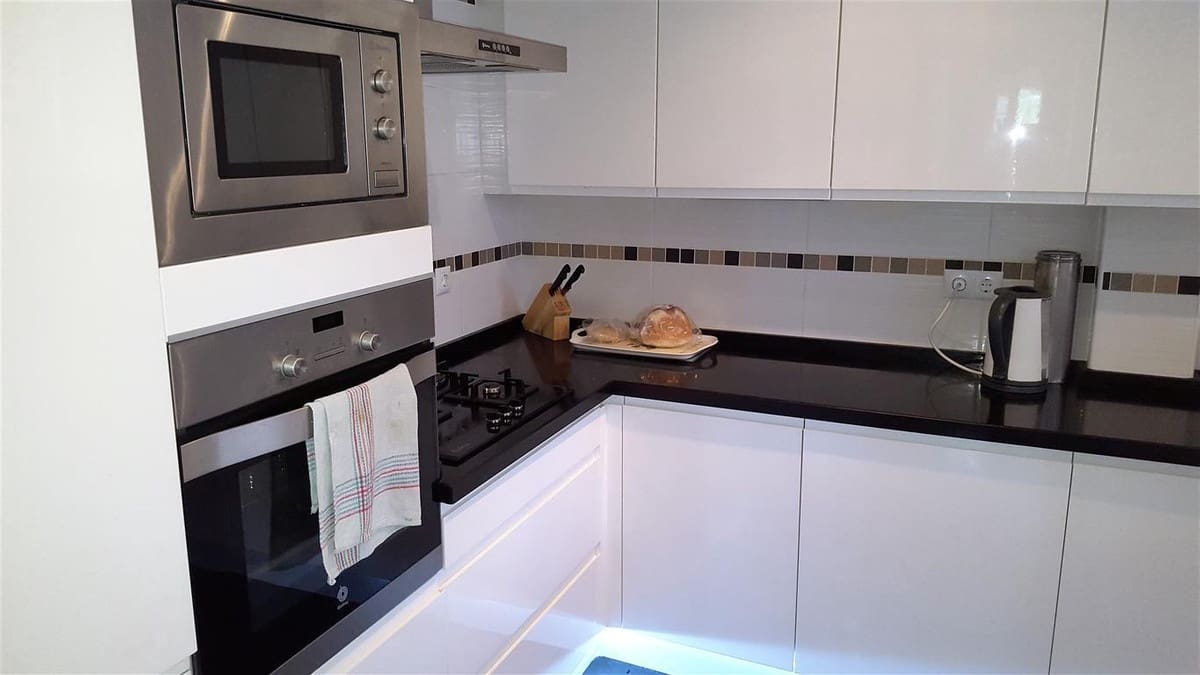 2 soveværelse Lejlighed til salg i La Duquesa / Puerto de la Duquesa med swimmingpool - € 205.000 (Ref: 10125170)