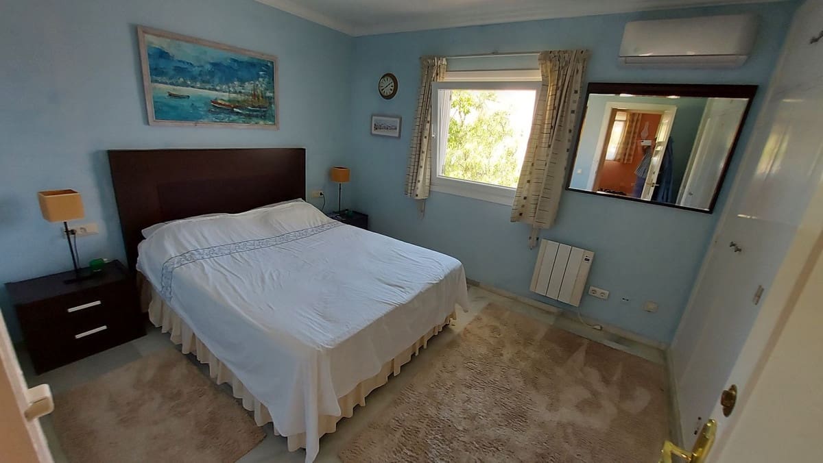 2 soveværelse Lejlighed til salg i La Duquesa / Puerto de la Duquesa med swimmingpool - € 205.000 (Ref: 10125170)