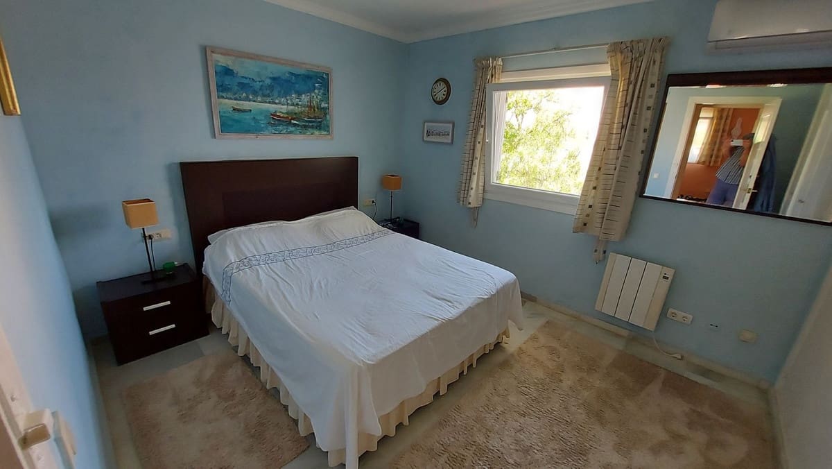 2 soveværelse Lejlighed til salg i La Duquesa / Puerto de la Duquesa med swimmingpool - € 205.000 (Ref: 10125170)